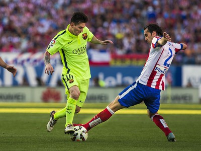 Lionel Messi (vľavo) a Diego Godin