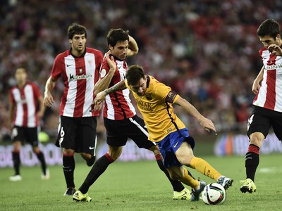 Lionel Messi v súboji s Markelom Susaetom (vpravo) a Sabinom Merinom