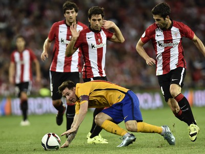Lionel Messi v súboji s Markelom Susaetom (vpravo) a Sabinom Merinom