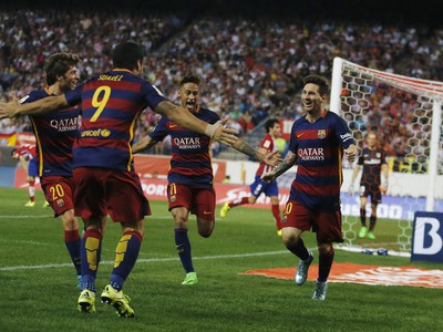Lionel Messi (vpravo) so spoluhráčmi oslavuje gól Barcelony