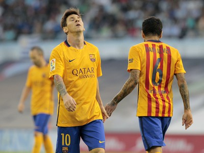 Veľké sklamanie Barcelony: Lionel Messi, Dani Alves a v pozadí Andrés Iniesta