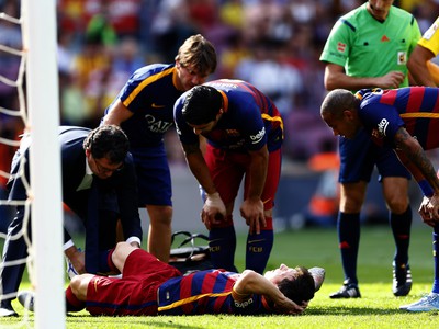 Lionel Messi si porazil koleno v zápase s nováčikom