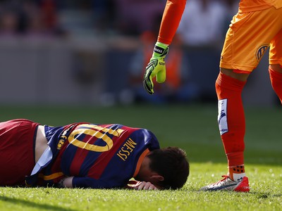 Lionel Messi si porazil koleno v zápase s nováčikom