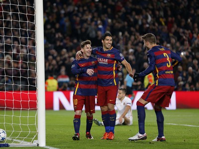Messi, Suárez a Piqué oslavujú gól Barcelony
