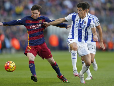 Lionel Messi (vľavo) v súboji s Yurim Berchichem