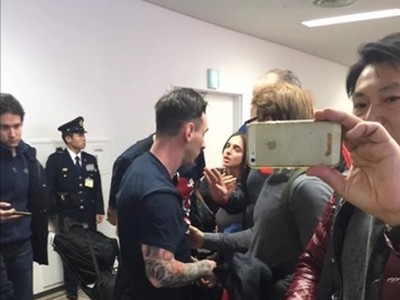 Messi zažil nepríjemný incident na letisku v Tokiu