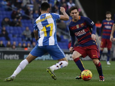 Lionel Messi v súboji s Hernanom Perezom