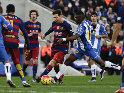 Lionel Messi súperí o loptu s Papem Diopom