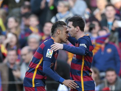 Neymar a Lionel Messi oslavujú gól Barcelony
