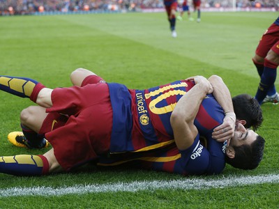 Luis Suárez a Lionel Messi oslavujú gól Barcelony