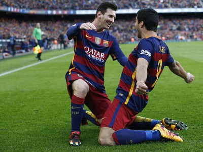 Lionel Messi a Luis Suárez oslavujú gól Barcelony