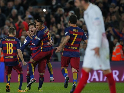 Lionel Messi so spoluhráčmi oslavuje gól 
