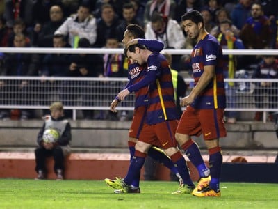 Lionel Messi, Neymar a Suárez oslavujú gól Barcelony