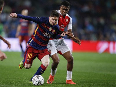 Lionel Messi v súboji o loptu