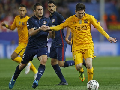 Lionel Messi a Koke v súboji o loptu