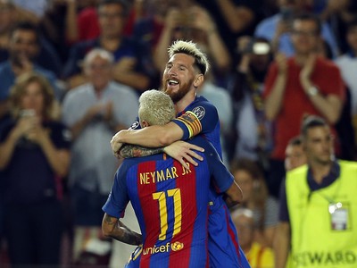 Lionel Messi a Neymar oslavujú gól Barcelony