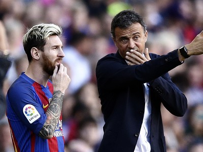 Lionel Messi dostáva pokyny od trénera Barcelony Luisa Enriqueho