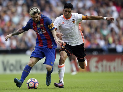 Lionel Messi a Enzo Perez v súboji o loptu 