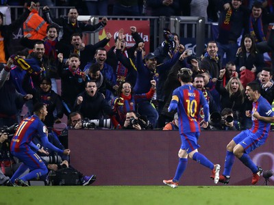 Neymar, Lionel Messi (10) a Luis Suárez (vpravo) oslavujú vedúci gól Barcelony