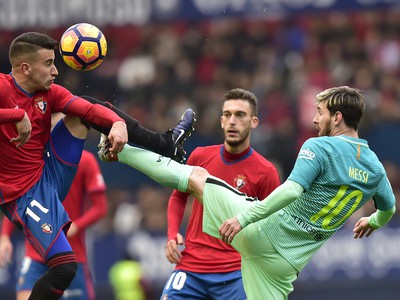 Lionel Messi v súboji o loptu 
