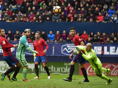 Hráč Barcelony Lionel Messi (vľavo) strieľa gól brankárovi Osasuny Nauzetovi Perezovi