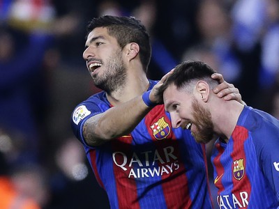 Luis Suárez a Lionel Messi oslavujú gól Barcelony