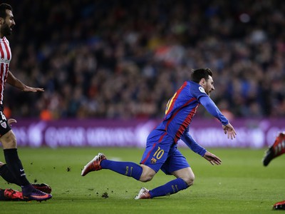 Padajúci Lionel Messi v súboji o loptu