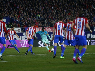 Lionel Messi strieľa na bránu