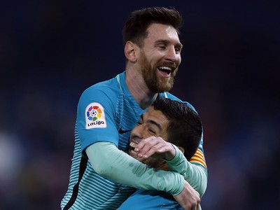 Lionel Messi oslavuje gól s Luisom Suárezom
