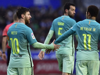 Lionel Messi a Neymar oslavujú gól Barcelony