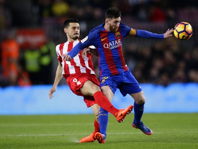 Na snímke vpravo  útočník Barcelony Lionel Messi, vľavo hráč Sportingu Sergio Alvarez