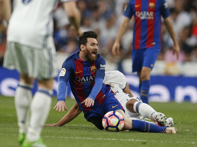 Lionel Messi v tvrdom súboji
