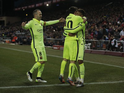 Neymar, Lionel Messi a Andrés Iniesta oslavujú gól Barcelony