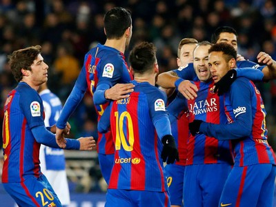 Hráči Barcelony oslavujú strelený gól do siete Realu Sociedad