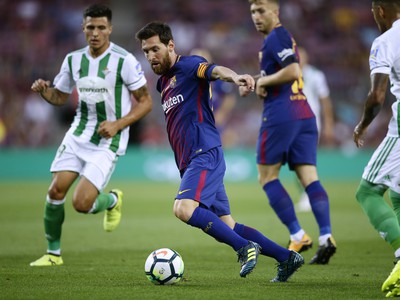 Lionel Messi sa snaží preniknúť defenzívou Betisu