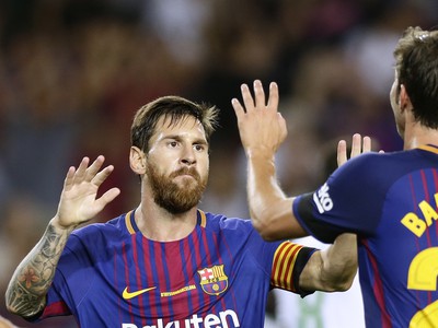 Lionel Messi a Sergi Roberto oslavujú gól Barcelony