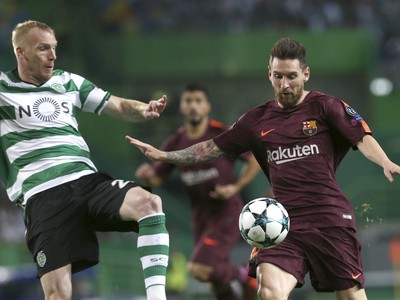 Hráč Barcelony Lionel Messi (vpravo) a hráč Sportingu Jeremy Mathieu v súboji o loptu