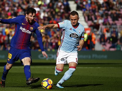 Lionel Messi a Stanislav Lobotka v súboji o loptu