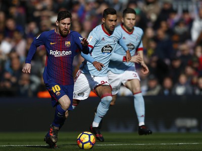 Lionel Messi preniká defenzívou Celty Vigo
