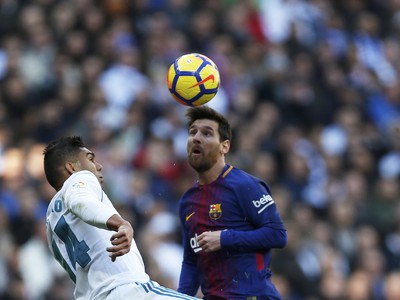 Lionel Messi a Casemiro v súboji o loptu