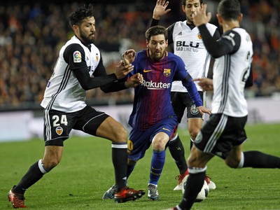 Lionel Messi v zovretí hráčov Valencie