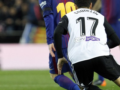 Lionel Messi a Francis Coquelin v súboji o loptu