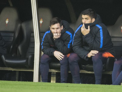 Lionel Messi a Luis Suárez na lavičke Barcelony
