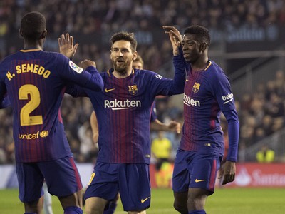 Nelson Semedo, Lionel Messi a Ousmane Dembélé oslavujú druhý gól Barcelony