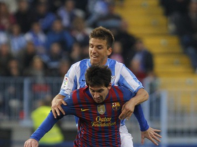Lionel Messi v súboji s Ignaciom Camachom