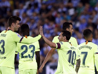 Lionel Messi a Gerard Piqué oslavujú vedúci gól Barcelony