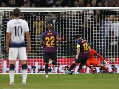 Lionel Messi dáva gól Barcelony