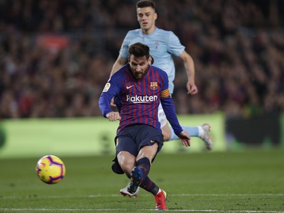 Lionel Messi dáva gól, za ním neskoro dobiehajúci Róbert Mazáň
