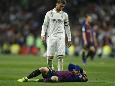 Sergio Ramos a Lionel Messi na trávniku