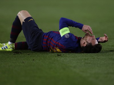Messi v bolestiach na zemi